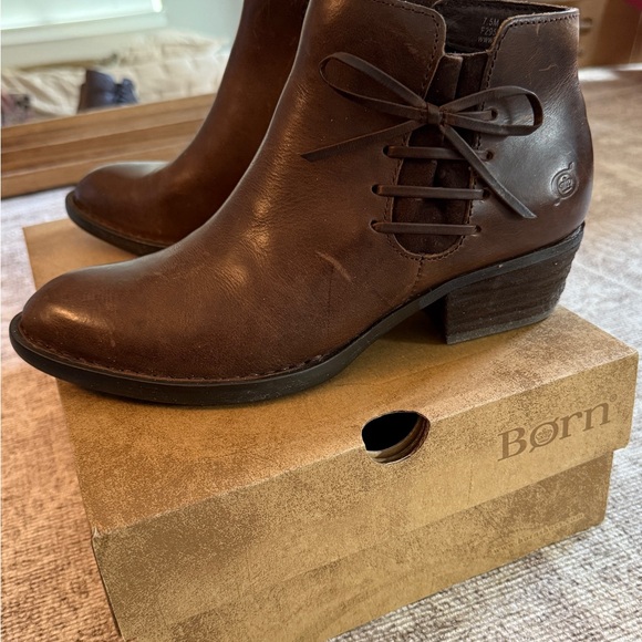 Born Bowlen Distressed Chocolate Brown Leather Zip Ankle Boots size 7.5 NIB! - Picture 2 of 11